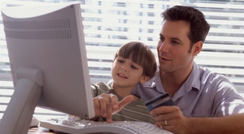 Tata z synem przed komputerem