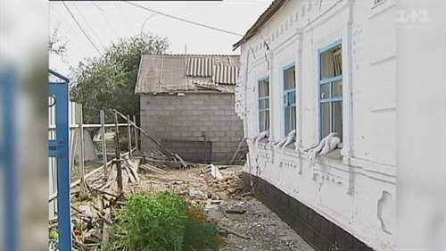 Zniszczony dom na przedmieściach Mariupola po ostrzale w sierpniu