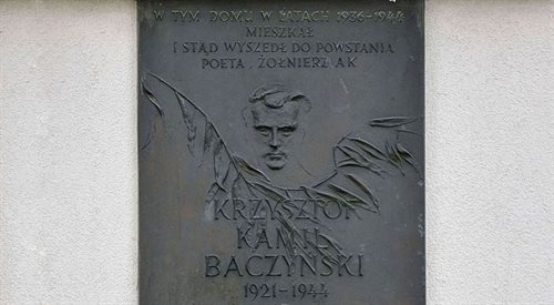 Tablica upamiętniająca kamienicę przy ul. Hołówki 3 w Warszawie, w której Krzysztof Kamil Baczyński mieszkał i z której jako żołnierz poszedł walczyć w powstaniu.