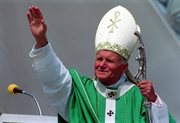 05.06.1999: VII pielgrzymka papieża Jana Pawła II do Polski. Ojciec Święty pozdrawia wiernych zgromadzonych w Gdańsku