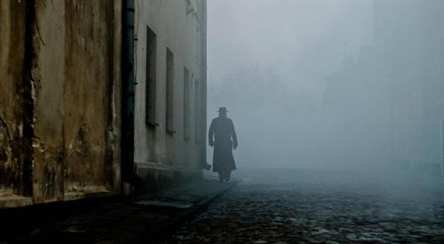 Kadr z filmu Ziarno prawdy Borysa Lankosza.  Zdjęcia kręcono w Sandomierzu, Śmiłowie, Wysiadłowie (stacja benzynowa), Chełmnie (katedra), Otwocku i Warszawie