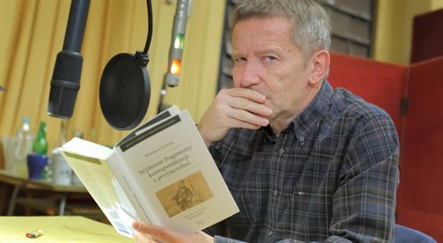 Jacek Mikołajczak podczas czytania fragmentów książki Mikołaja Gogola