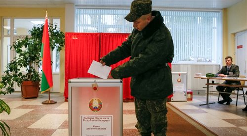 Wybory na Białorusi. Żołnierze są najczęściej skłaniani do głosowania w wyborach przedterminowych