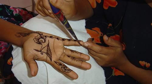 Tradycyjne indyjskie tatuaże z henny, czyli mehndi zazwyczaj wykonuje się na dłoniach i stopach