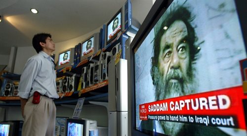 Zdjęcie w telewizji pokazujące zatrzymanie Saddama Husejna,  15.12.2003 r.