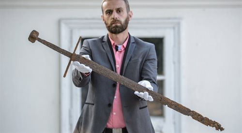 Bartłomiej Bartecki prezentuje miecz