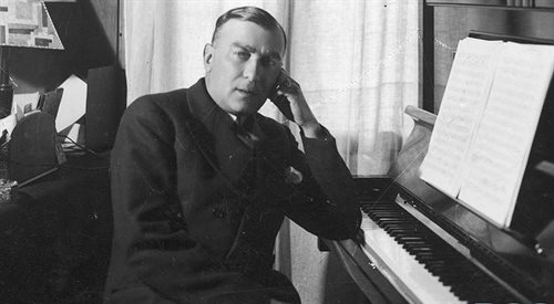 Karol Szymanowski przy pianinie w swojej pracowni