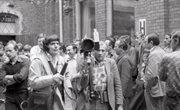 Oczekiwanie po Salą BHP na wyniki negocjacji przedstawicieli strajkujących zakładów z delegacją rządową. Sierpień 1980