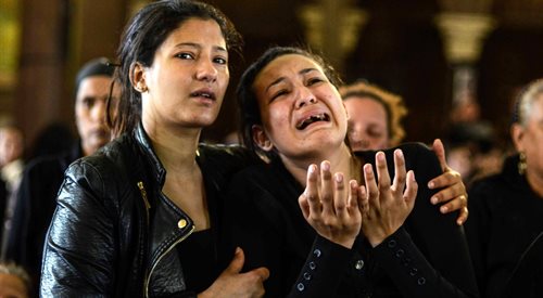 Kobiety opłakujące bliskich podczas pogrzebu Koptów zabitych w Niedzielę Palmową w zamachu bombowym w Aleksandrii