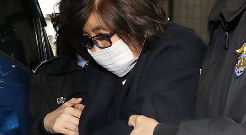 Zaaresztowana Choi Soon-sil w asyście policji