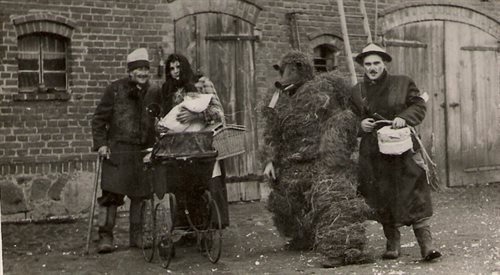 Przebierańcy w czasie zapust w Podmokłach Wielkich (okolice Babimostu) w 1950 roku