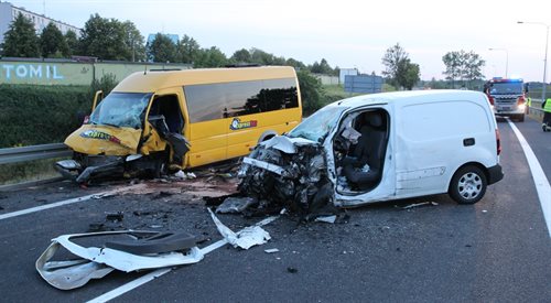 Pojazdy rozbite w wypadku. Do zderzenia osobowego busa, samochodu dostawczego i motocykla doszło na drodze krajowej nr 16 w Barczewie. Rannych zostało 13 osób