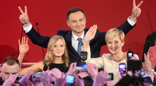 Andrzej Duda wraz z rodziną cieszy się po ogłoszeniu wstępnych wyników wyborów prezydenckich