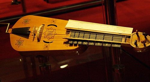 Lira korbowa ot jeden z dawnych instrumentów, z których korzystają muzycy Pospolitego ruszenia