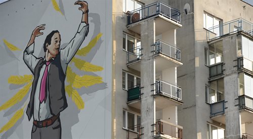 Mural autorstwa Zuzanny Podlewskiej i Marcina Ślusarczyka na warszawskim Ursynowie, przedstawiający postać Stanisława Anioła, dozorcy z serialu Alternatywy 4