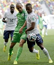 Nigeryjczyk Peter Odemwingie i Francuz Patrice Evra walczą o piłkę