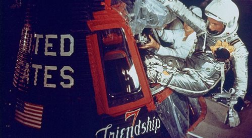 John Glenn wchodzi do kapsuły Friendship-7, aby rozpocząć swój historyczny lot. 20.02.1962. Źr.: NASA.gov.