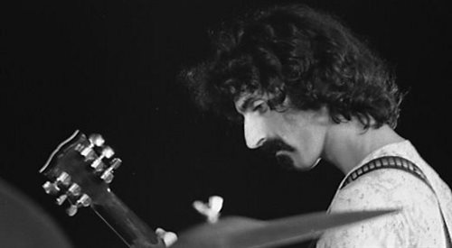 Frank Zappa podczas koncertu w Paryżu