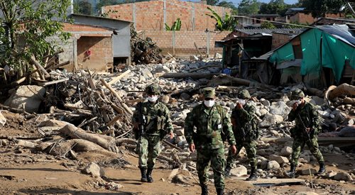 Członkowie armii kolumbijskiej podczas akcji ratunkowej, Mocoa, 2 kwietnia