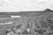 Fragment panoramy Workuty, 1955-1957. Na pierwszym planie widoczne są baraki obozu przy kopalni nr 9-10, liczącej w tamtym czasie ponad 10 tysięcy więźniów