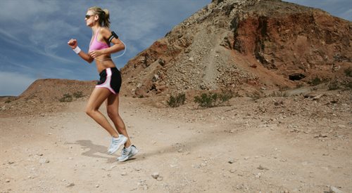 Trening biegowy warto wzbogacić innymi dyscyplinami. To nie tylko poprawia kondycję, ale uspokaja głowę