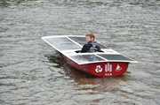 Studenci Akademii Górniczo-Hutniczej w Krakowie zwodowali skonstruowaną przez siebie, jednoosobową łódź zasilaną energią słoneczną. Wystartuje ona w międzynarodowych zawodach tego typu konstrukcji w Monako w lipcu tego roku.