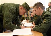 Żołnierze głosują w przedterminowych wyborach na Białorusi. Głosować można już od wtorku. Według niezależnych obserwatorów - wcześniejsze głosowanie to pole do nadużyć wyborczych