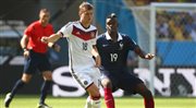 Fragment meczu Francja - Niemcy. W akcji Toni Kroos (z lewej) i Paul Pogba 