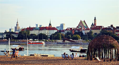 Plaże nad warszawskim odcinkiem Wisły są latem pełne odpoczywających