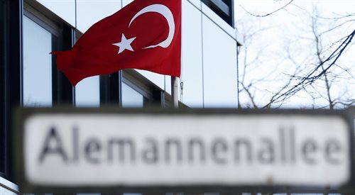 Flaga Turcji w Głównym Konsulacie Tureckim w Berlinie