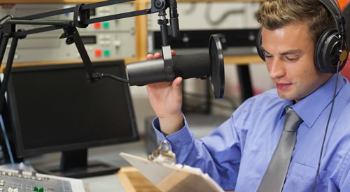 Z badań wynika, że osoby o niskich głosach mają większą szansę na karierę w branży radiowej. Ale głos, za sprawą odpowiednich ćwiczeń, można korygować