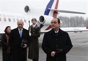 Prezydent Francji Francois Hollande witany na lotnisku w Mińsku przed negocjacjami mińskimi (w środę 11 lutego). Z tyłu szef francuskiego MSZ Laurent Fabius