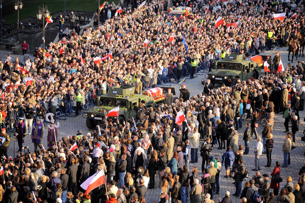 Trumny pary prezydenckiej w drodze z Pałacu Prezydenckiego do Archikatedry Warszawskiej. 17 kwietnia 2010.