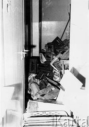 Zdemolowane wnętrza w budynku KW PZPR - magazyn bufetu. Radom, 25 czerwca 1976 