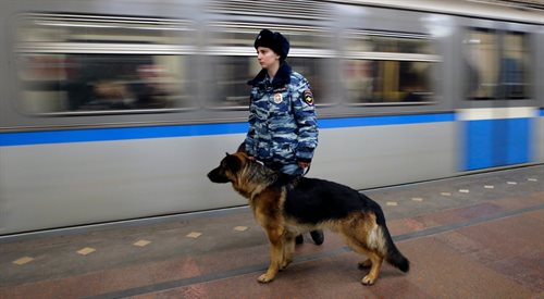 Policjantka patroluje z psem moskiewskie metro. Po zamachu na metro w Petersburgu władze rosyjskie zwiększyły liczbę sił bezpieczeństwa w przestrzeni publicznej