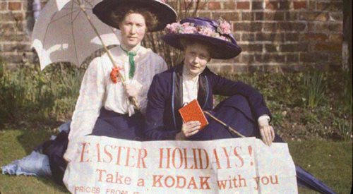 Dwie kobiety trzymające transparent Święta Wielkanocne  Weź ze sobą Kodaka, George Eastman House, źr. Wikimedia CommonsFlickr