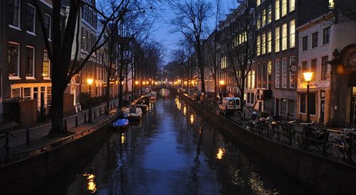 Amsterdam to miasto o wyjątkowej architekturze i wyjątkowym klimacie. Będąc w Holandii warto zatrzymać się tu choć na chwilę
