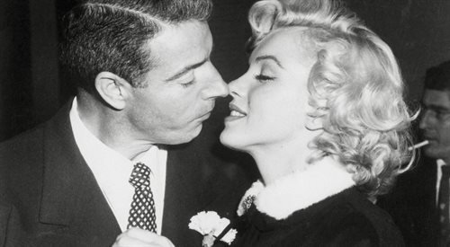 Joe DiMaggio i Marilyn Monroe podczas ceremonii ślubnej w Kalifornii w 1954 roku. Zdjęcie wykorzystano również na okładce książki Wszystko z miłości. 38 romansów wszech czasów.
