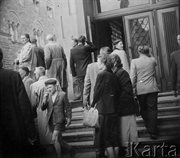Protest poznańskich robotników. Manifestanci zgromadzeni przed wejściem do Domu Partii. Fotografie wykonane przez funkcjonariuszy UB w celu identyfikacji manifestantów. Poznań, czerwiec 1956 