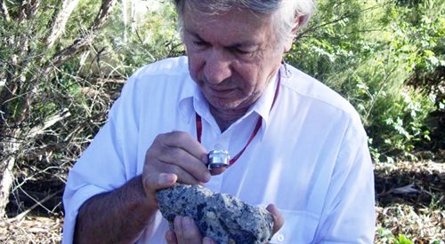 Dr Andrew Glikson bada skałę z krateru
