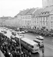 Autobusy dowożą milicjantów i tajniaków na Krakowskie Przedmieście w Warszawie niedaleko Uniwersytetu. W ciągu trzech dni zajść w stolicy przeciwko demonstrantom władza wysłała 8 tysięcy milicjantów i ponad tysiąc członków ORMO.