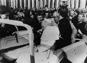 13.05.1981: papież Jan Paweł II po tym jak został postrzelony przez Ali Agcę na Placu Świętego Piotra w Watykanie