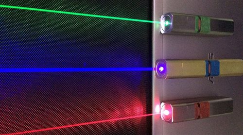 Lasery: zielony, niebiesko-fioletowy i czerwony