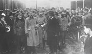 Józef Piłsudski (w środku) na peronie w otoczeniu wojskowych. Widoczni m.in.: kapitan Tadeusz Piskor (z lewej strony Józefa Piłsudskiego), Janusz Głuchowski (z prawej strony Józefa Piłsudskiego). Warszawa, 12.12.1916