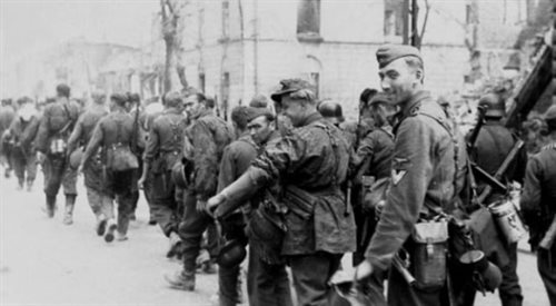 SS-mani z brygady Dirlewangera maszerujący przez Wolę, foto: wikipediadomena publiczna