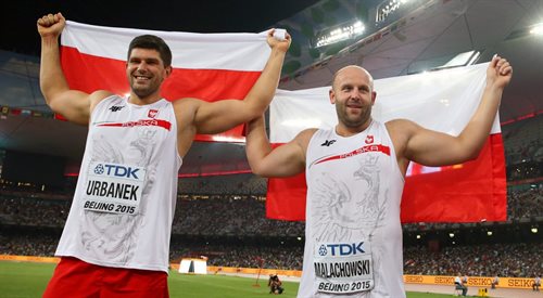 Piotr Małachowski i Robert Urbanek świętują zdobyte w Pekinie medale