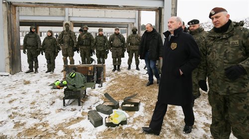 Minister obrony narodowej Antoni Macierewicz obserwuje szkolenie Mazowieckiej Kompanii Obrony Terytorialnej