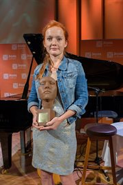 Agata Skórska ze statuetką nagrody Arete