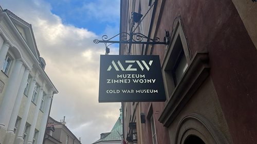 Muzeum Zimnej Wojny mieści się na Starym Mieście w Warszawie, w podziemiach dawnego komisariatu milicji obywatelskiej przyul. Jezuickiej 13.