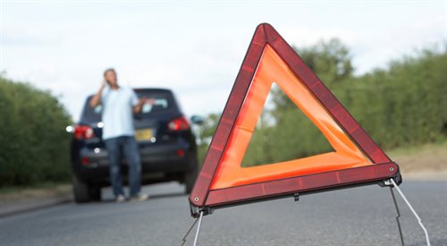 Samochody na poboczu drogi. Jak polscy kierowcy łamią przepisy?